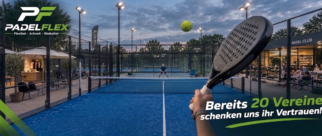 Spielperspektive auf einem blauen Padelplatz mit PADELFLEX-Logo und dem Hinweis, dass bereits 20 Vereine ihr Vertrauen schenken